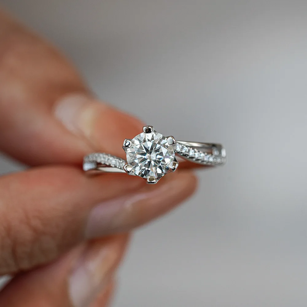 Lumira Sparkling Twisted Arm M - Moissanite Engagement Ring 1 Carat recension och pris